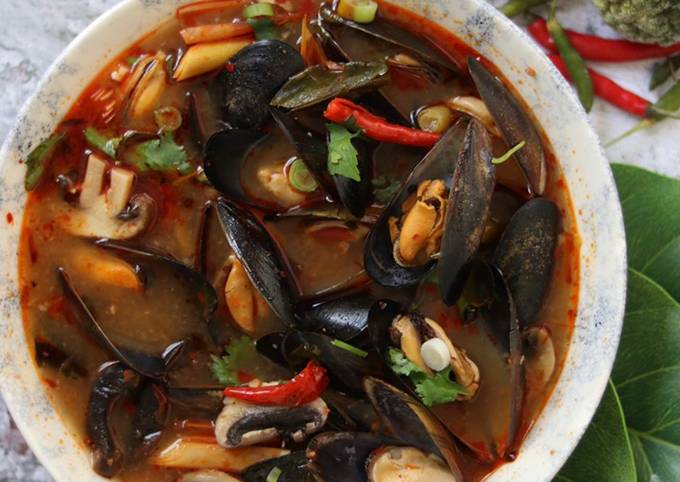 Recipe of Quick TomYum with mussels 🌶 🍋 🥣 🐚