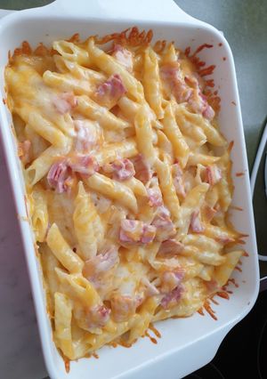 A picture of Nudel Auflauf - baked pasta with cheese and ham.