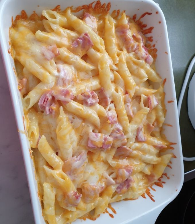 A picture of Nudel Auflauf - baked pasta with cheese and ham.