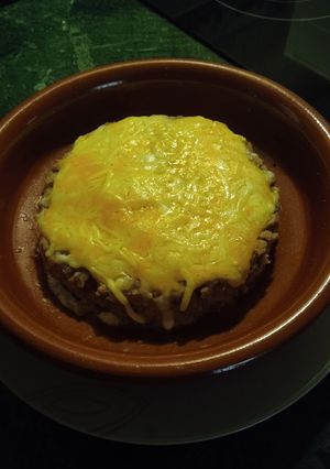 Una foto de Hamburguesa con patata rellena de jamón y queso a los cuatro quesos