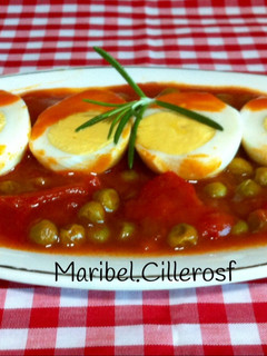 Una foto de Huevos cocidos con tomate, pimiento y guisantes