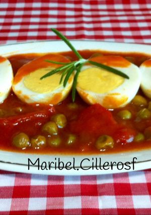 Foto principal de Huevos cocidos con tomate, pimiento y guisantes