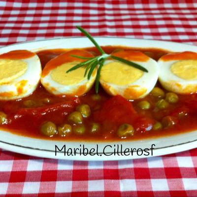 Huevos cocidos con tomate, pimiento y guisantes Receta de   Cookpad