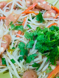 臘腸清炒豆芽菜 的食譜成品照片