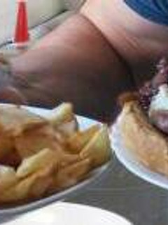 Una foto de Un bocadillo rico de hamburgesa con cebolla caramelizada y huevo