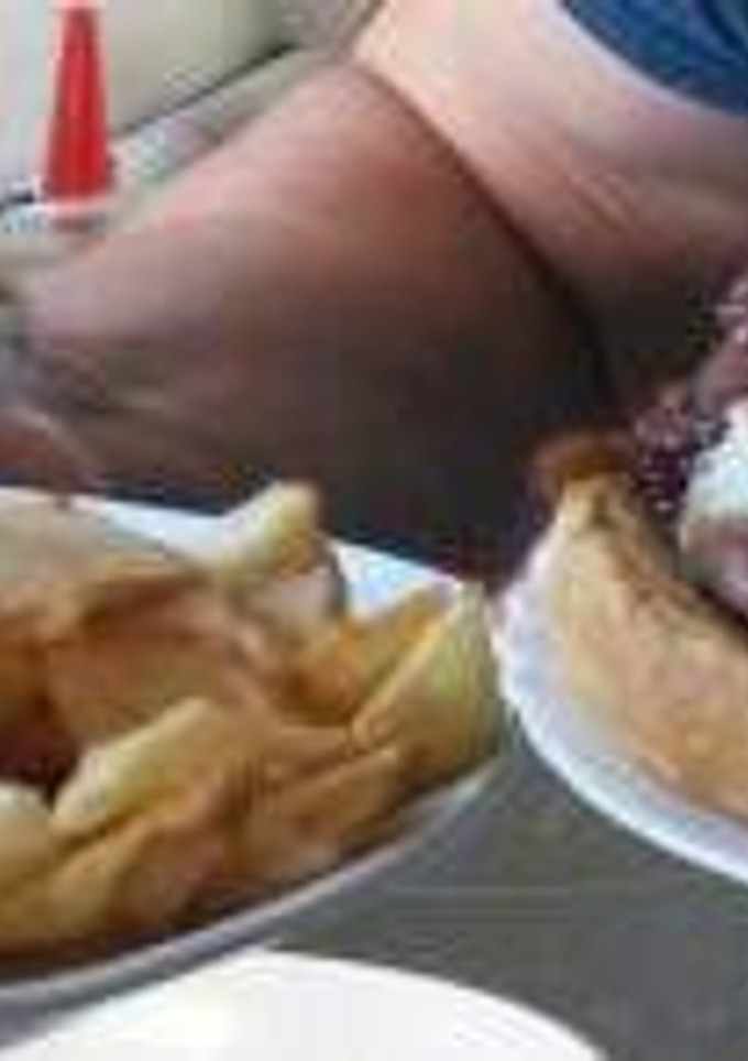 Una foto de Un bocadillo rico de hamburgesa con cebolla caramelizada y huevo