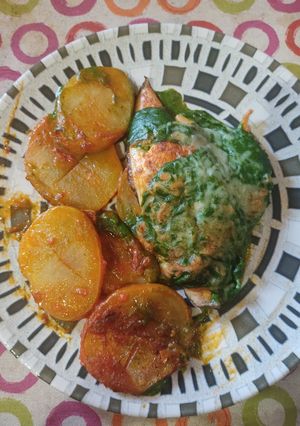 Una foto de Dorada al horno con crema de espinacas gratinada