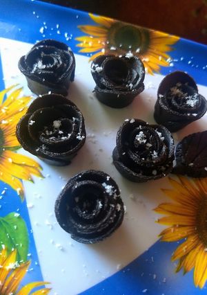 A picture of Oreo biscuits rose.