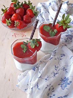 O poză a rețetei Panna Cotta cu căpșuni.