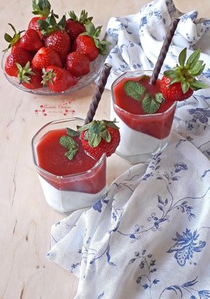 O poză a rețetei Panna Cotta cu căpșuni.