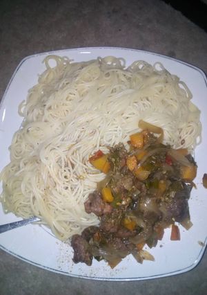 A picture of White spargety with souce meat.