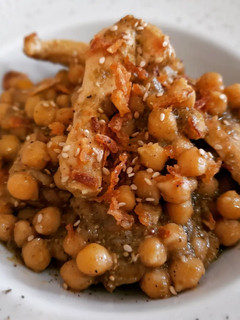 Una foto de Garbanzos con pollo al pesto