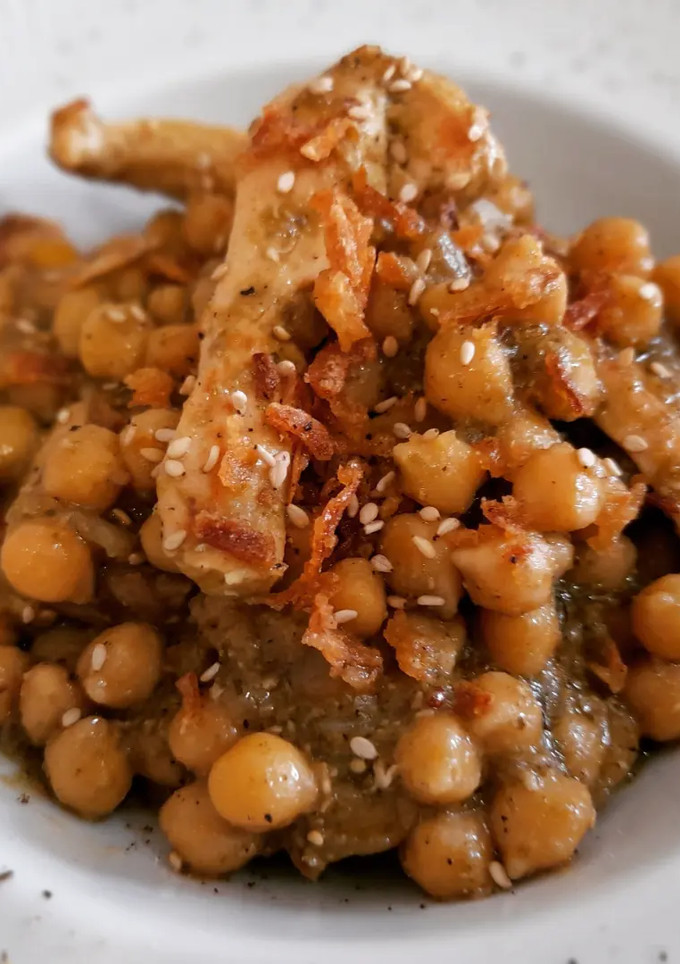 Una foto de Garbanzos con pollo al pesto