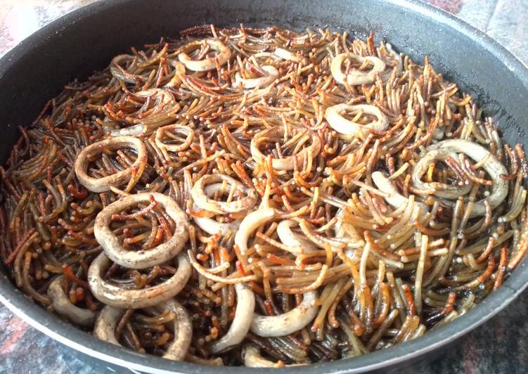 Fideuá negra de calamar