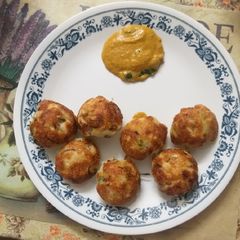 A picture of Rava Paniyaram or sooji appe.