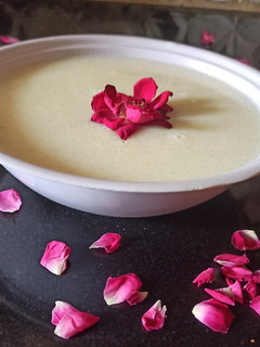 ખીર (Kheer Recipe In Gujarati) રેસીપી મુખ્ય ફોટો