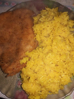 Una foto de Arroz Amarillo y Milanesa de pollo