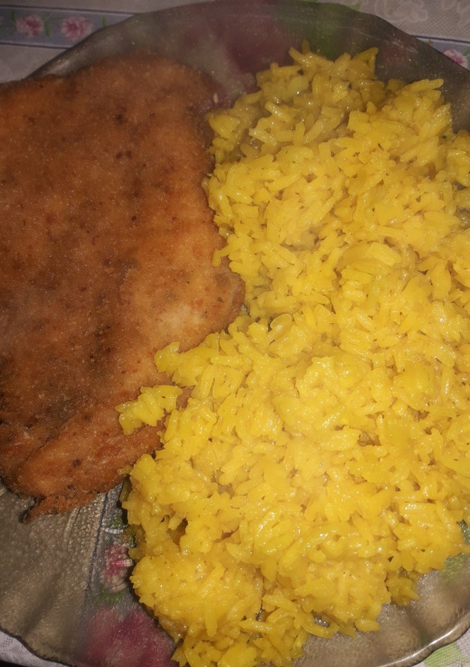 Una foto de Arroz Amarillo y Milanesa de pollo