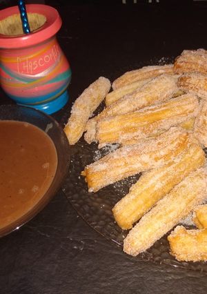 Una foto de Churros con salsa de chocolate🍫🤤