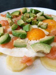 Una foto de Huevos rotos con salmón ahumado y aguacate