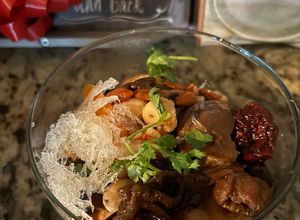 Hình của món Gà hầm Yến, sen, táo tàu.