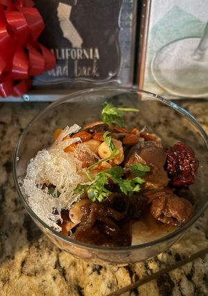 Hình của món Gà hầm Yến, sen, táo tàu.
