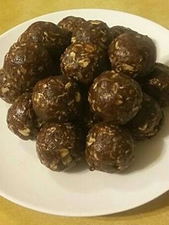 A picture of No Bake Chocolate Peanut Butter Bites.