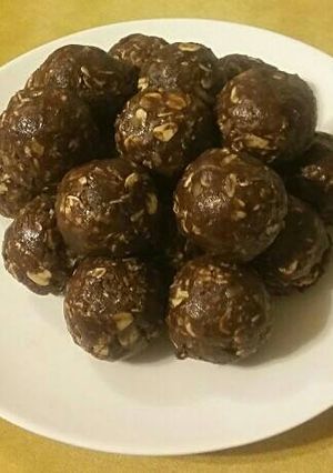 A picture of No Bake Chocolate Peanut Butter Bites.