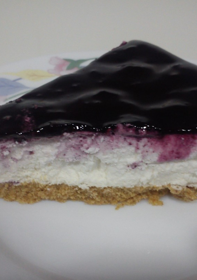 Una foto de Tarta de queso con arándanos y base de galleta
