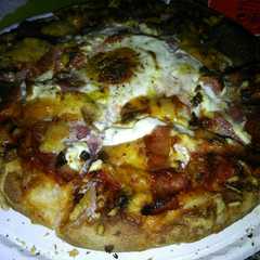 Una foto de pizza con de todo un poco