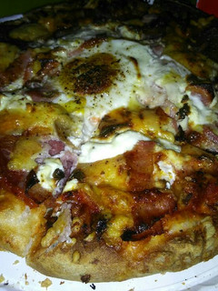 Una foto de pizza con de todo un poco