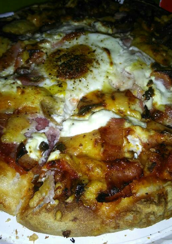 Una foto de pizza con de todo un poco
