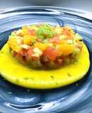 Tartare di salmone con arancia, sedano, mela verde e granella di pistacchi, su gazpacho di mango
