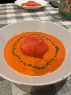 Una foto de Tomate relleno de Burrata con base de gazpacho de sandía