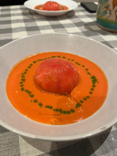 Una foto de Tomate relleno de Burrata con base de gazpacho de sandía