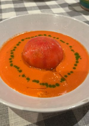 Una foto de Tomate relleno de Burrata con base de gazpacho de sandía