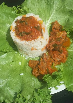 A picture of Rice and goat meat stew in lettuce.