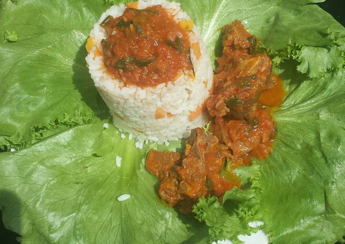Rice and goat meat stew in lettuce