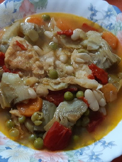 Una foto de Alubias blancas con bacalao y verduras en olla rápida