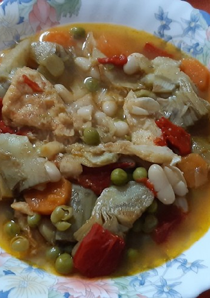 Una foto de Alubias blancas con bacalao y verduras en olla rápida