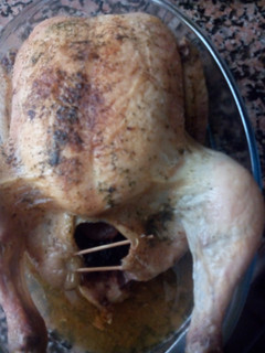 Una foto de Pollo asado relleno de orejones y ciruelas pasas