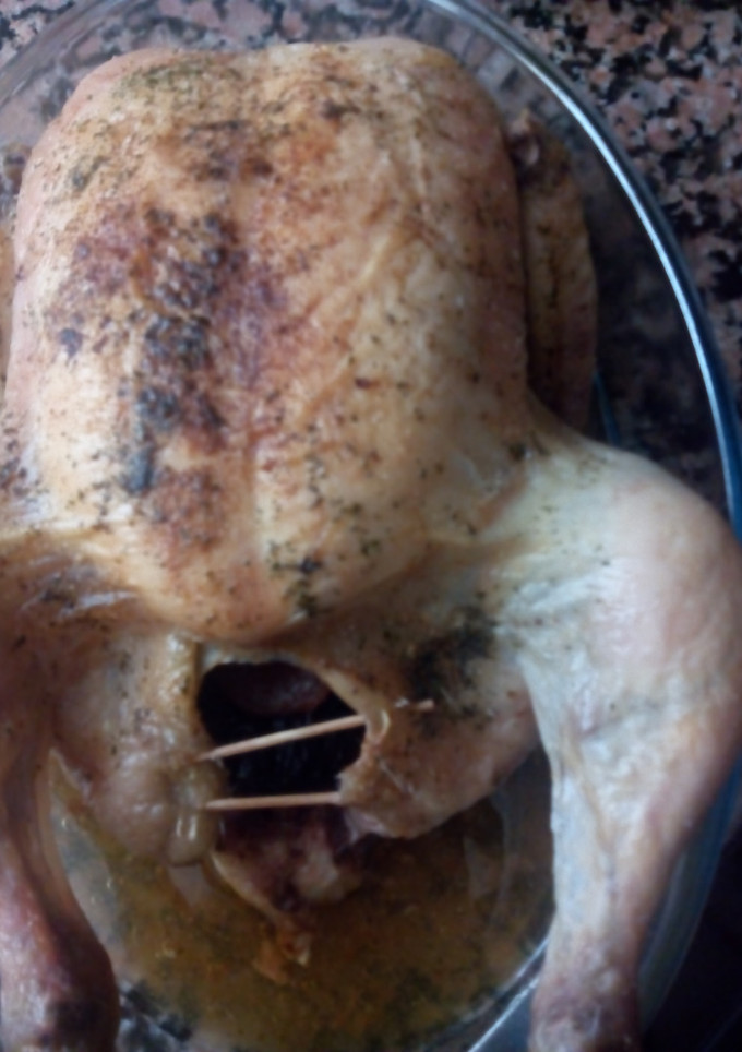 Una foto de Pollo asado relleno de orejones y ciruelas pasas