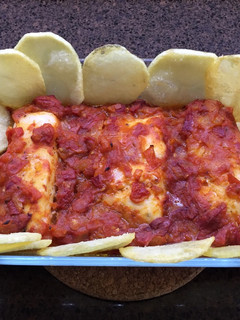 Una foto de Merluza al horno con patatas chips