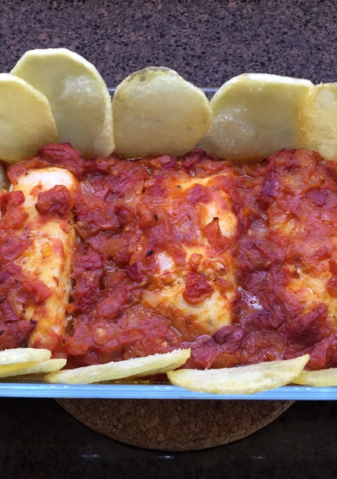 Una foto de Merluza al horno con patatas chips