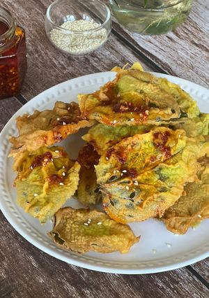 Gambar Daun Mulberi celup tepung bersama chilli oil