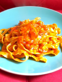 Una foto de Pasta casera con salsa boloñesa