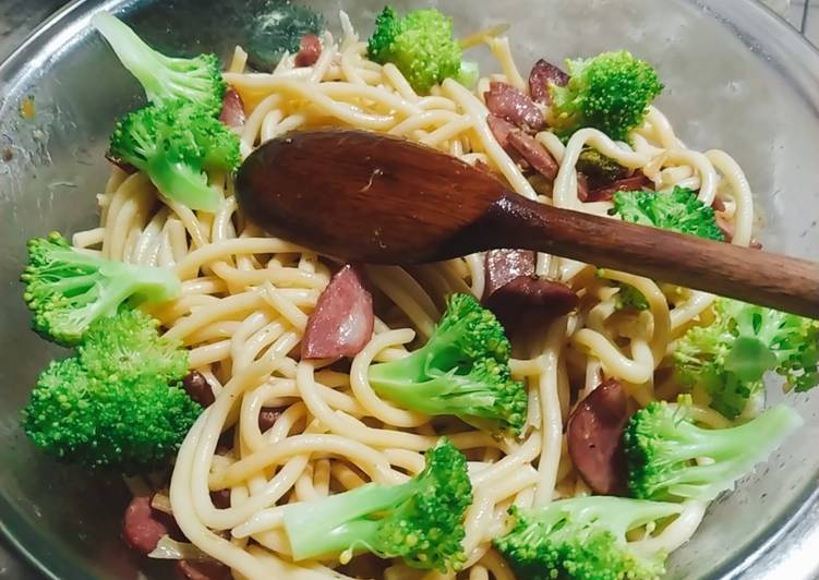 Espaguete com brócolis e calabresa