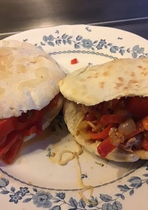 Une photo de Pains pitas au poivron rouge tomates jambon et mozzarella