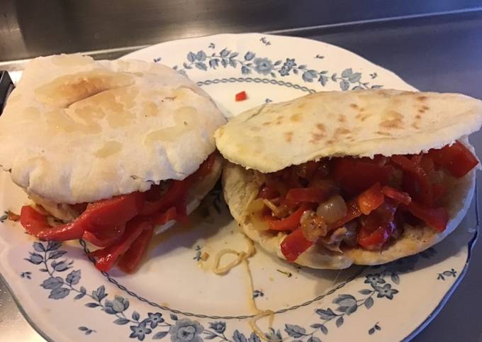 Pains pitas au poivron rouge tomates jambon et mozzarella