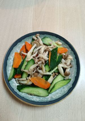 舞菇炒小黃瓜 的食譜成品照片